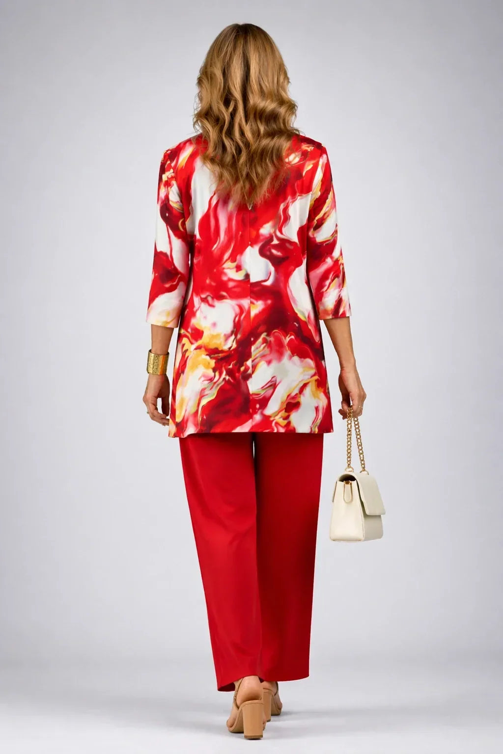 Theodora | Tenue trois pièces rouge à imprimé volutes