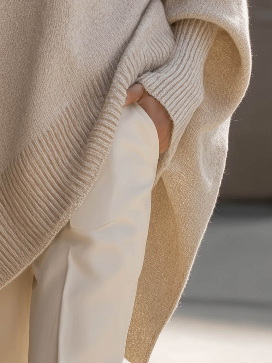 Détail de l’ourlet du pull oversize drapé beige