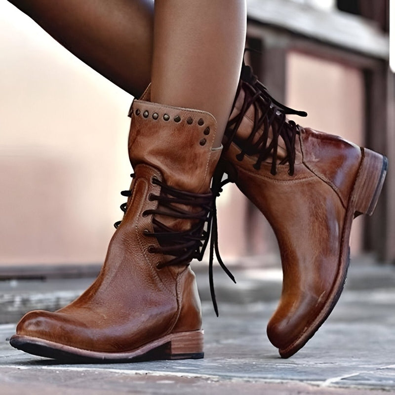 Bottes mi-mollet cloutées à lacets et petit talon pour femme