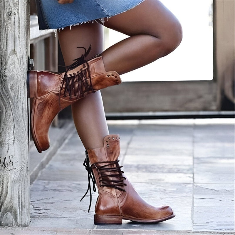 Bottes mi-mollet cloutées à lacets et petit talon pour femme