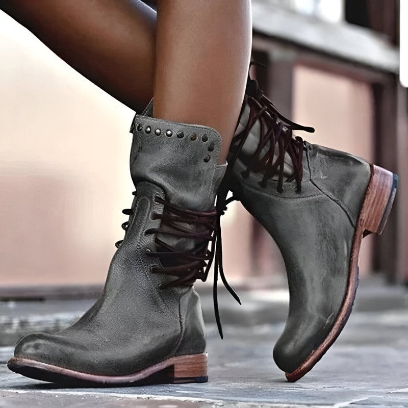 Bottes mi-mollet cloutées à lacets et petit talon pour femme